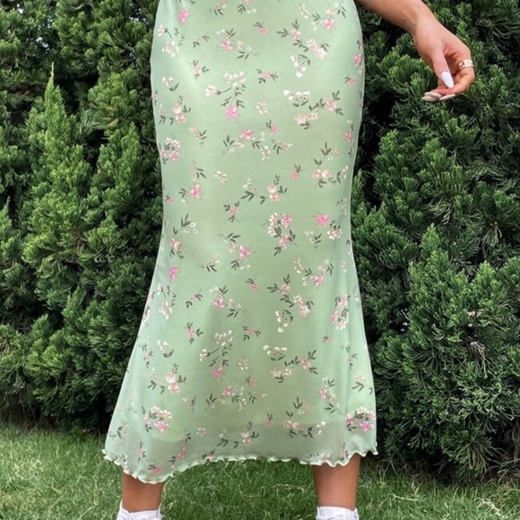 PrettyLittleThing Green Midi Skirt for Casual Resort Wear - Picture 1 of 4
